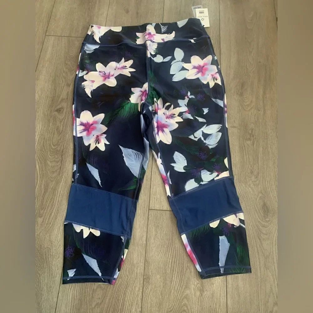NineβWestβactive,βmoistureβwicking,βbreathableβcomfort,β4βwayβstretch
